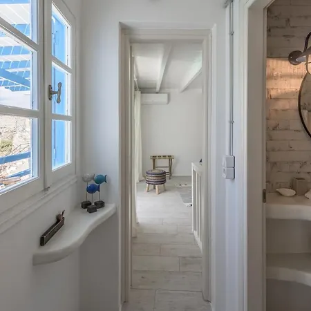 Vakantiehuis Aquanis Anchored, Sea Front House,