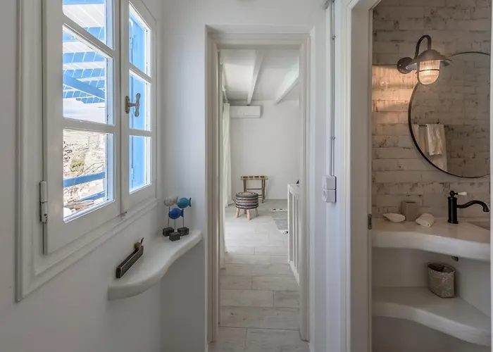 別荘 Aquanis Anchored, Sea Front House,